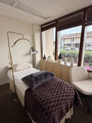 Cozy treatment room with natural light at Alohi Ui Wellness Center, a detox center in Hawaii.