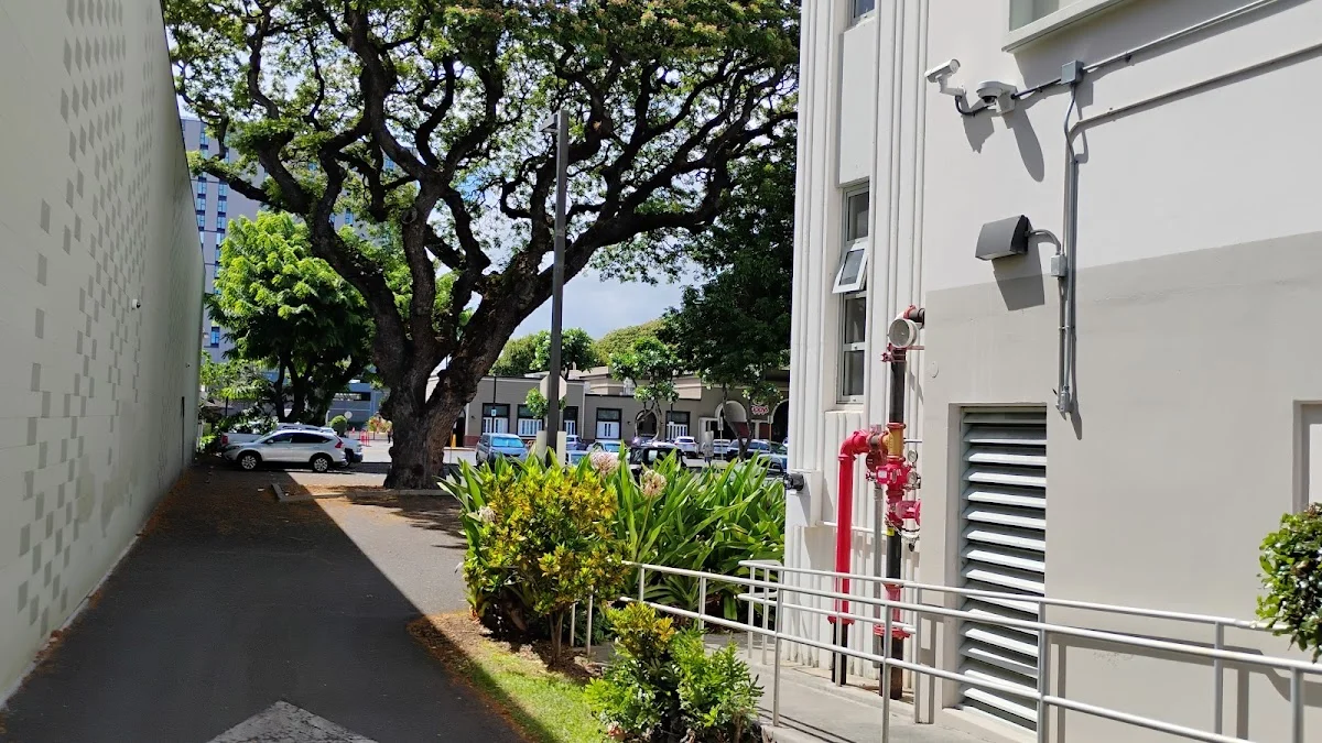 Kaheiheimalie Building - Queen's Counseling Center